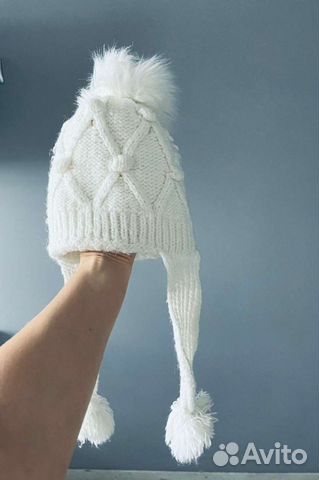 Белая тёплая шапочка на девочку осень зима