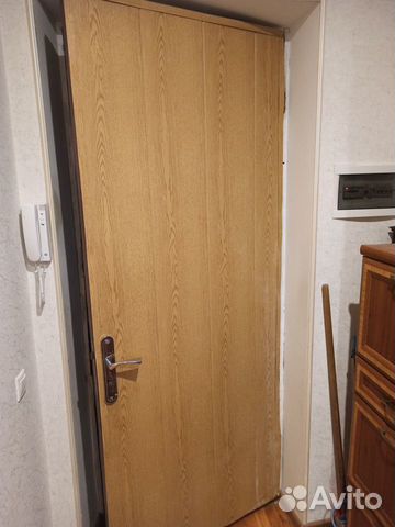 Дверь входная деревянная из цельного массива