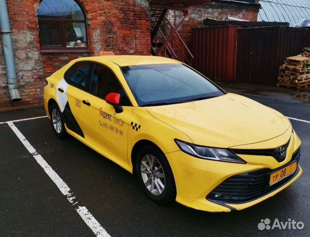 Камри под такси москва. Тойота Камри такси. Камри такси. Camry такси. Аренда Тойота Камри под такси в Москве.