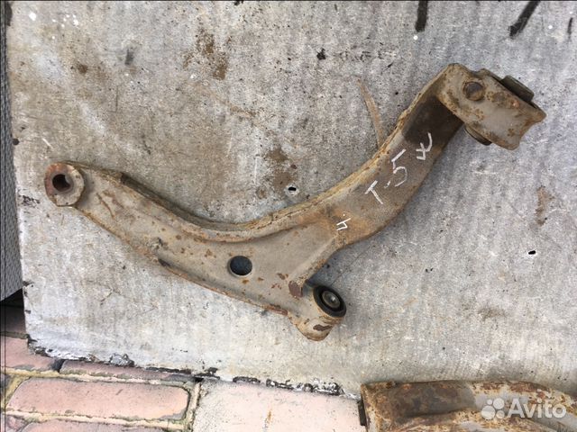 Рычаг правый 7H0407166B Volkswagen Transporter T5