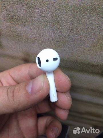 Правый наушник AirPods Правый наушник AirPods