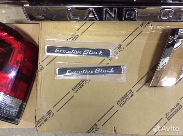 Эмблема Executive Black Toyota Land Cruiser 200