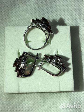 Золотые серьги и кольцо 750 пробы с гранатом Золотые серьги и кольцо 750 пробы с гранатом