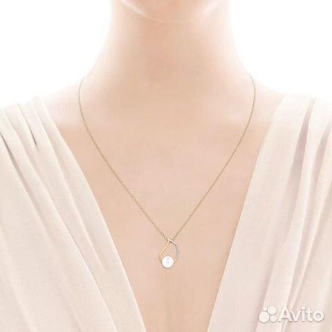 Кулон из жёлтого золота с бриллиантами и жемчугом Кулон из жёлтого золота с бриллиантами и жемчугом