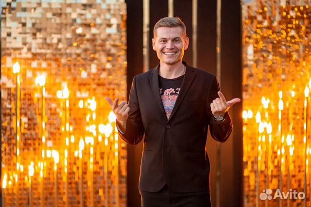 Ведущий играющий на саксофоне. Dj с оборудованием Ведущий играющий на саксофоне. Dj с оборудованием