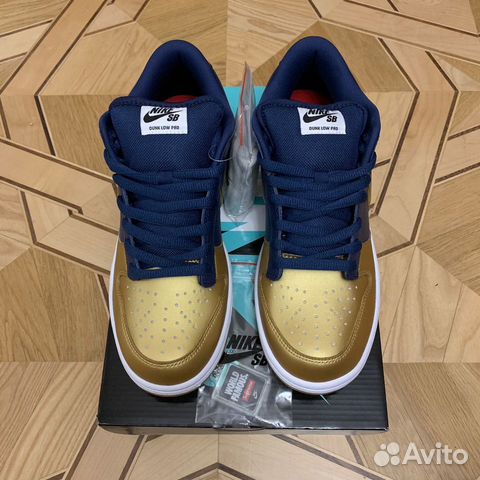 sb dunk low supreme