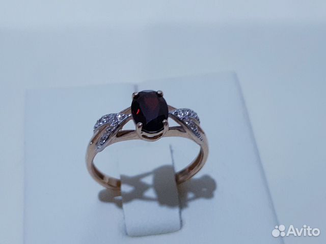 Золотое кольцо с гранатом и фианитами 585 пробы