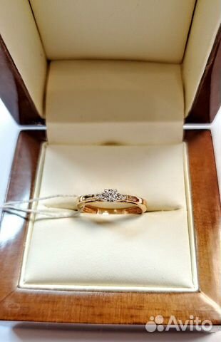 Золотое кольцо с бриллиантами Золотое кольцо с бриллиантами