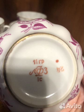 Фарфоровые чашки с блюдцами Фарфоровые чашки с блюдцами