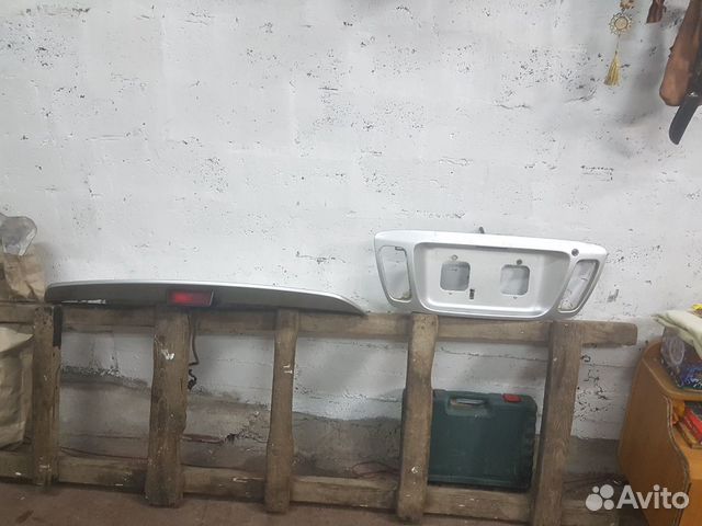 Спойлер и вставку в багажник на тойоту надя