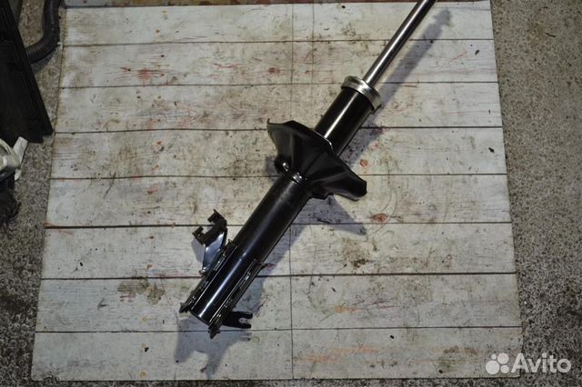 Амортизатор передний правый Nissan Амортизатор передний правый Nissan