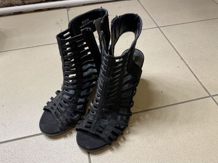 Босоножки чёрные стильные