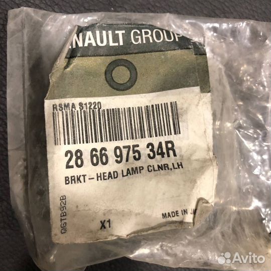 Кронштейн форсунки омывателя фары левой Koleos