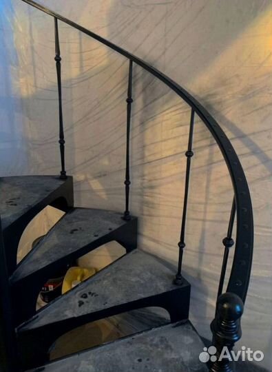 Лестница на металлокаркасе открытого типа