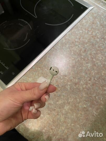 Кейс и правый наушник от airpods 2 оригинал