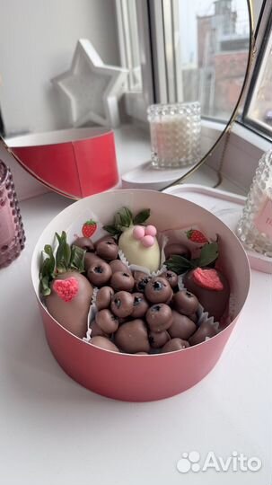 Клубника в шоколаде, малина в шоколаде, голубика