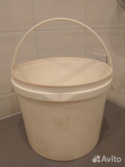 Ведра пластиковые 10 л. с крышкой и без неё (СССР)