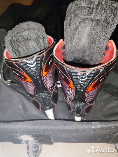 Коньки хоккейного вратаря