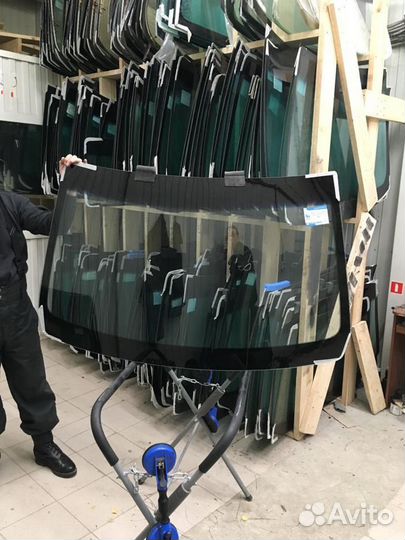 Лобовое стекло на Рено Сандеро. Установка за 1 час