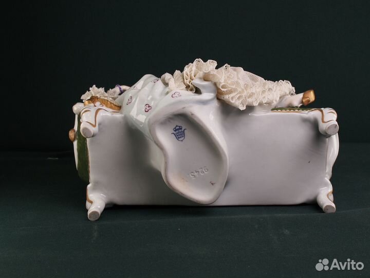 Фарфоровая статуэтка-кружевница 