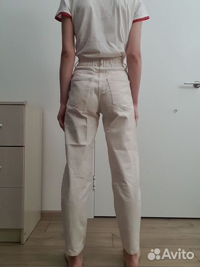 Джинсы молочные светлые mom's Pull & Bear