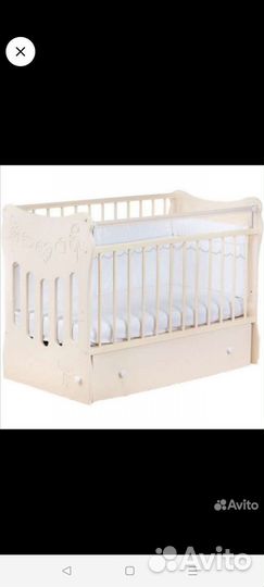 Детская кроватка с маятником и комод