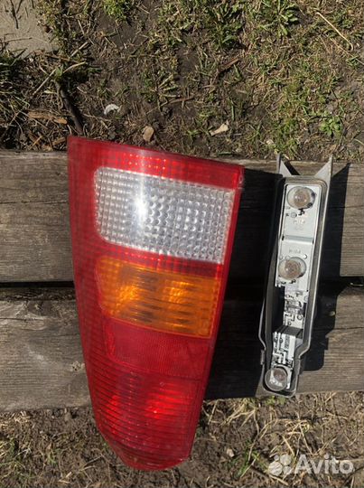 Правый задний фонарь на Форд фокус универзал