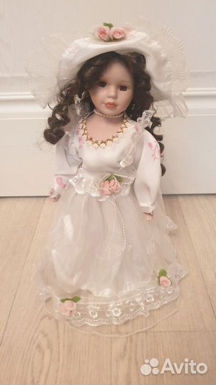 Кукла фарфоровая