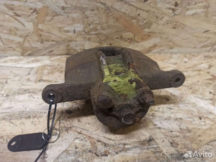 Суппорт передний правый Toyota Corolla E 120