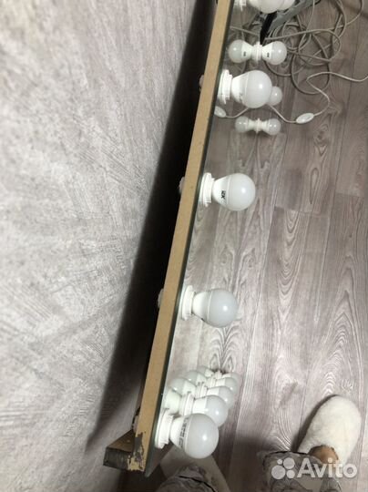 Гримерное зеркало с лампочками