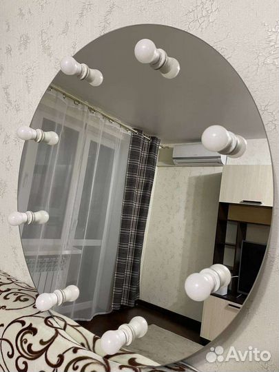 Круглое гримерное зеркало с лампочками