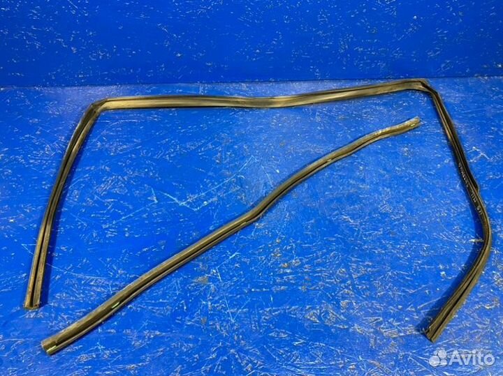 Уплотнитель двери передний левый Lexus Is XE30