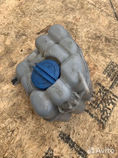 Бачок расширительный на Volkswagen Touareg NF FL