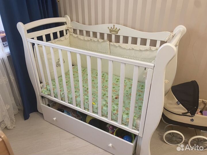 Детская кроватка с маятником
