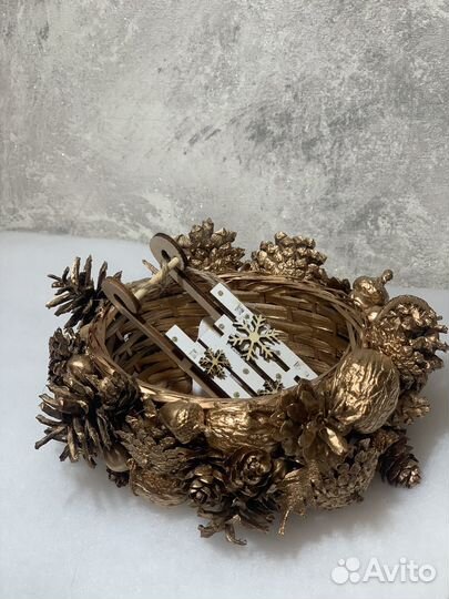 Корзинка из натуральных шишек (без ручек)