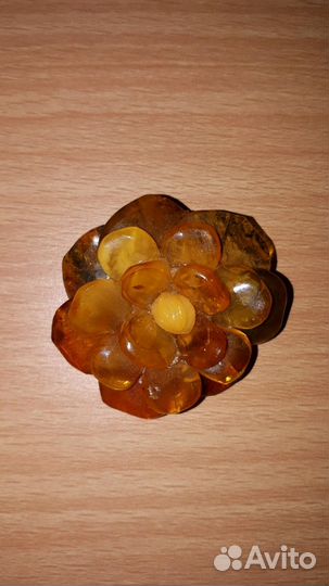 Янтарная брошь