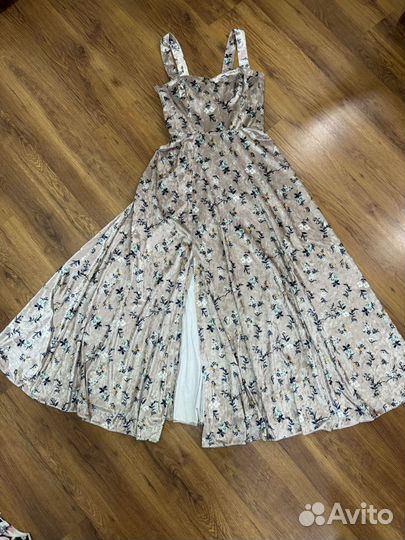 Нарядное бархатное блестящее платье Tuttobene 44