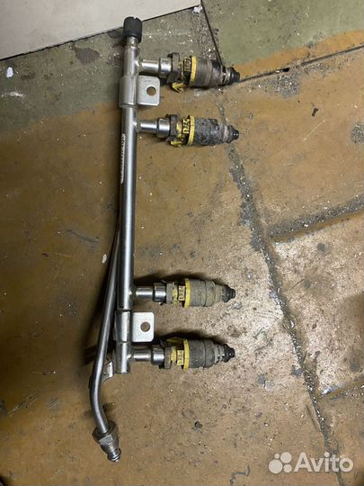 Топливная рампа с форсунками калина 1