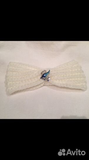 Вязаная повязка для волос с брошью
