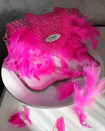 Сумка Flamingo из акриловых бусин с перьями