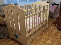 Кроватка для новорожденных с маятником