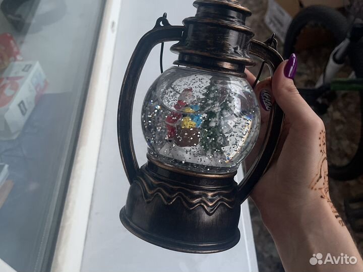 Новогодний фонарь падающий снег