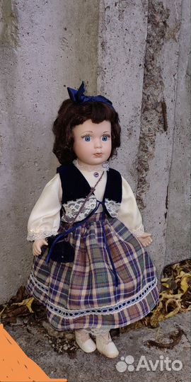 Кукла фарфоровая