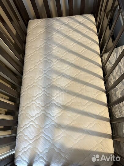 Детская кроватка с маятником