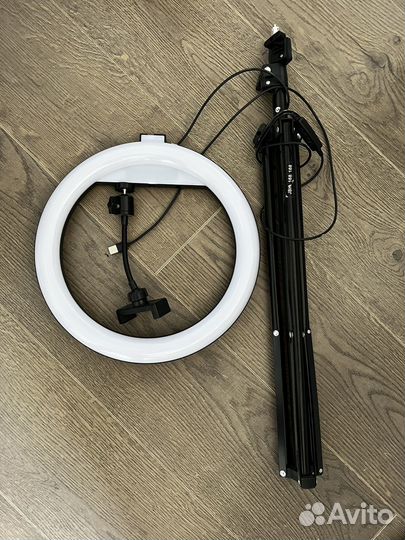 Кольцевая лампа на штативе