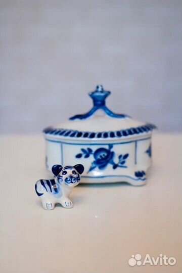 Фарфоровая шкатулка Гжель