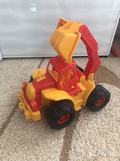 Экскаватор большой с ковшом