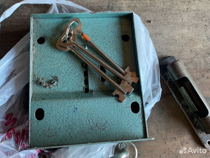 Замок дверной