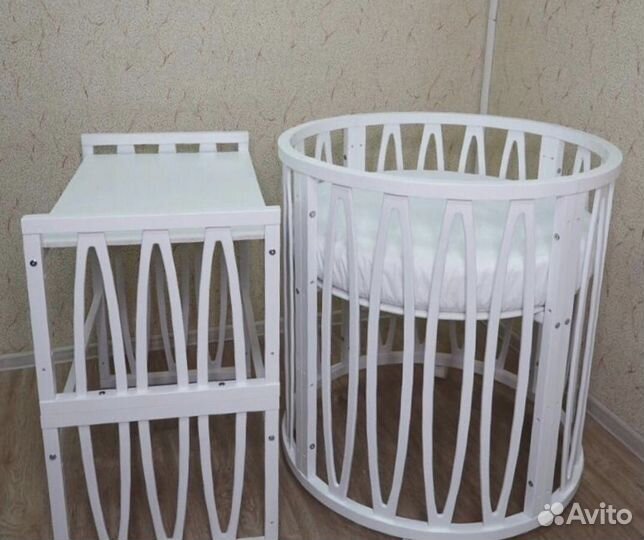 Детская кроватка с маятником