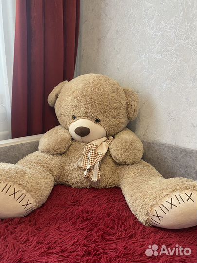 Большой плюшевый медведь